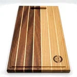 קרש חיתוך גדול בשילוב עצים טבעיים  בטקסטורת פסים דקים 2