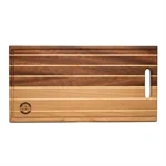 קרש חיתוך גדול בשילוב עצים טבעיים  בטקסטורת פסים דקים