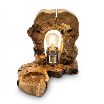 שלושה קרשי חיתוך תלויים על קיר