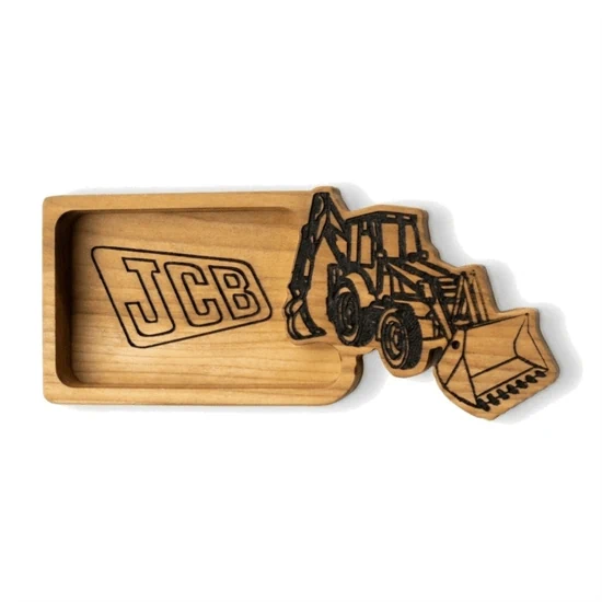 כלי הגשה מעץ בצורת טרקטור JCB ייחודי ומיוחד.